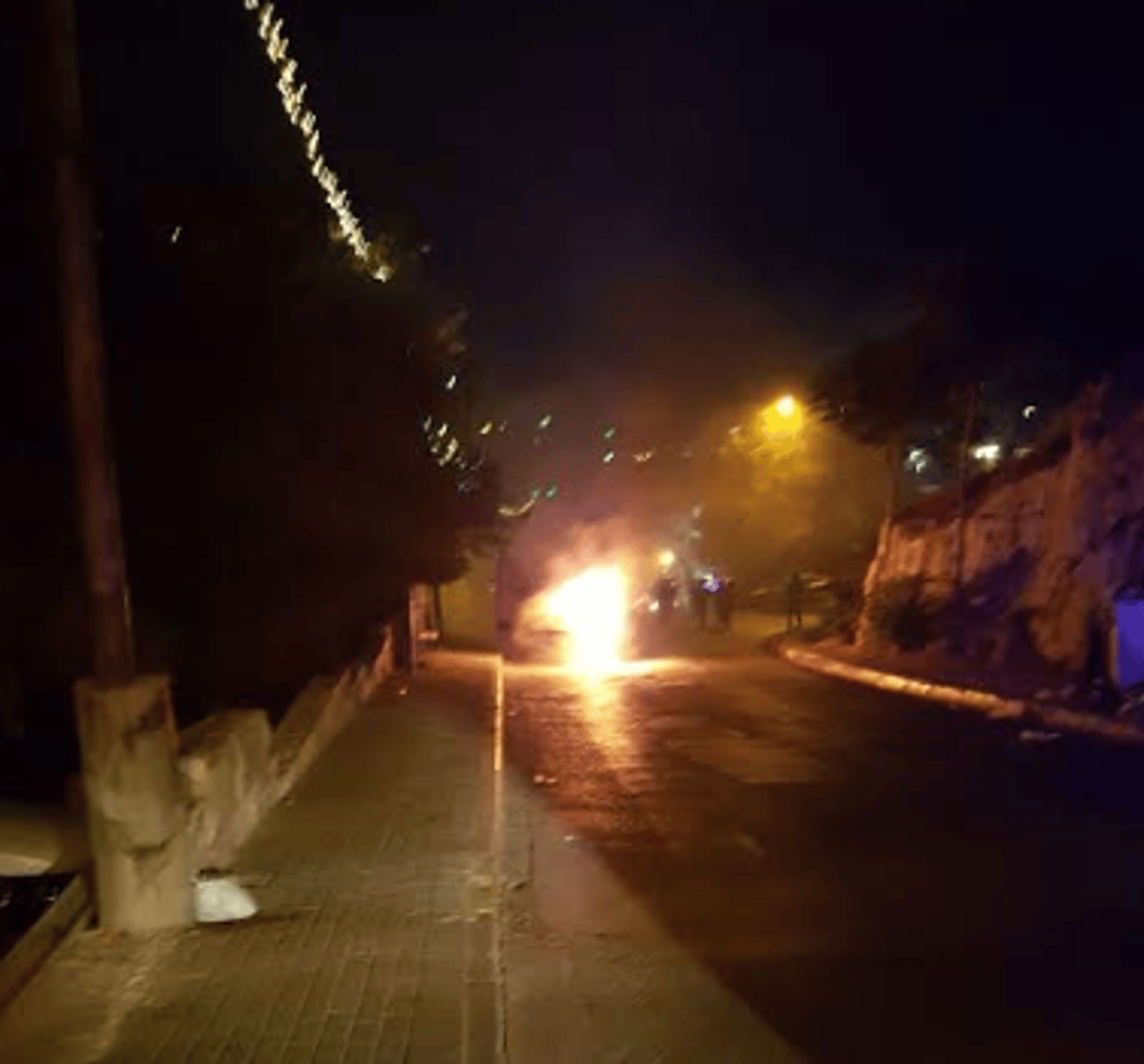 תיעוד: מחבלים שורפים רכב אבטחה בסילוואן. צפו