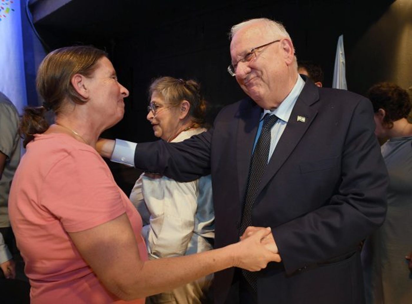 הנשיא מבקר במרכז הגאה
