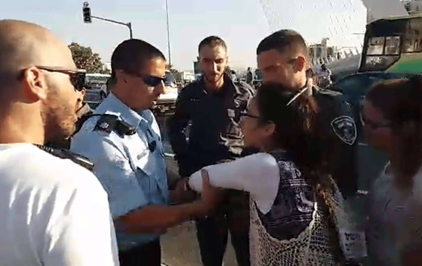 צפו: אלימות משטרתית כלפי קטינות בהפגנה בירושלים