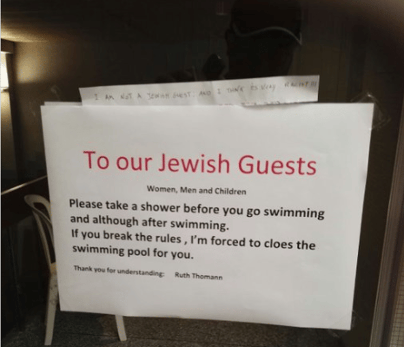 השלט שנתלה סמוך לבריכה (צילום מתוך טוויטר @judash0)