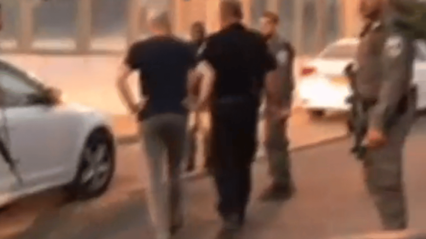צפו: רגע המעצר של אלדד יניב והבאתו לחקירה