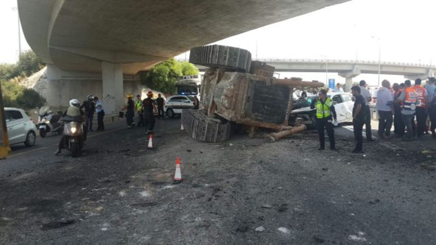 נס מתחת לגשר: טרקטור נפל ממשאית על מכונית