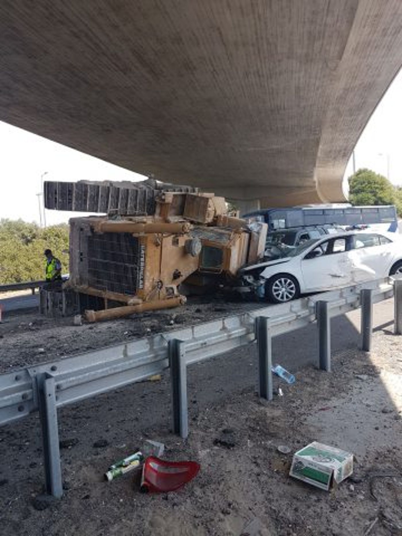 הטרקטור פגע בחלק הקדמי של המכונית