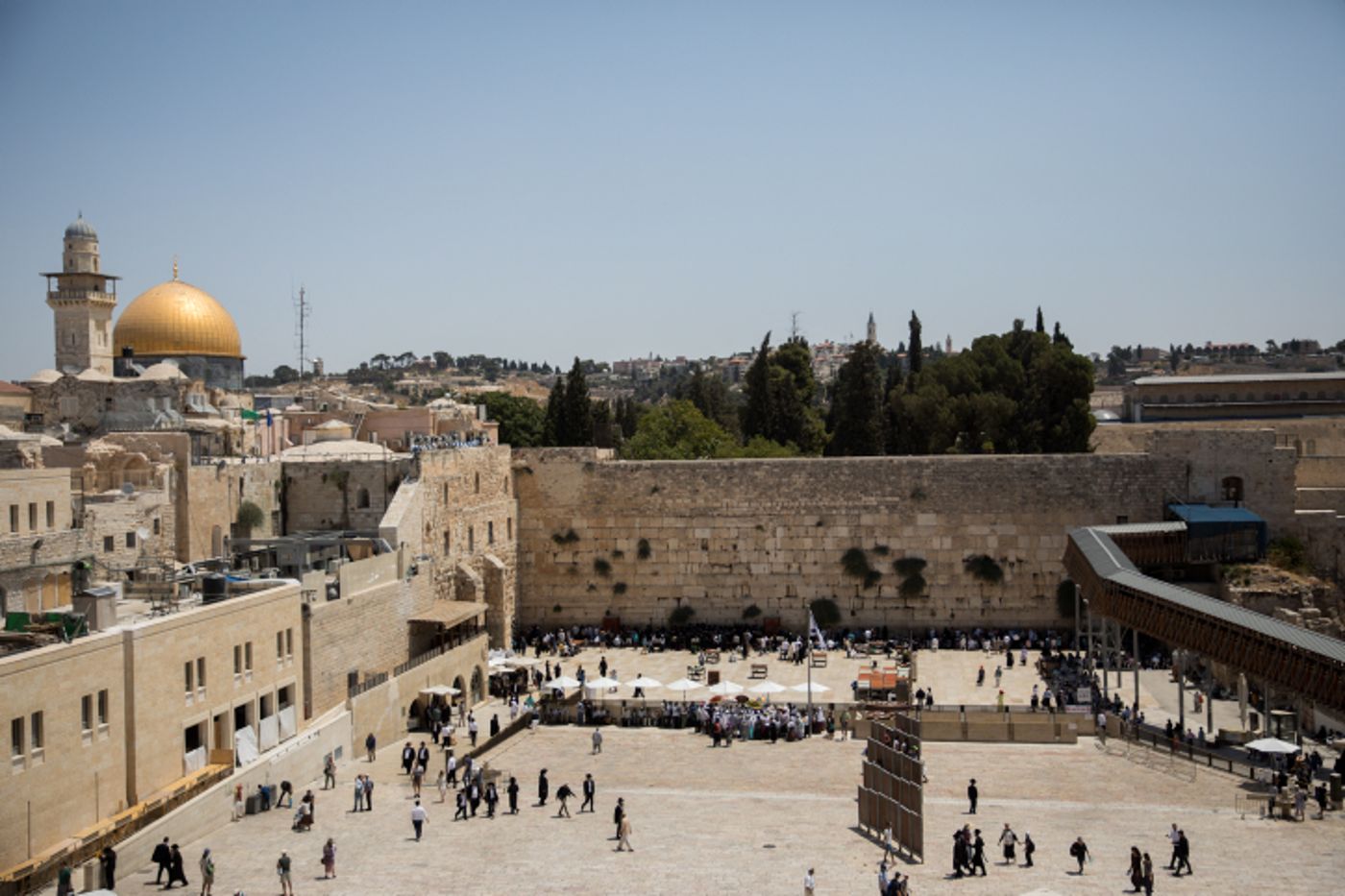 זעזוע בכותל: יריעות ספר תורה הוברחו מתחת לבגדים