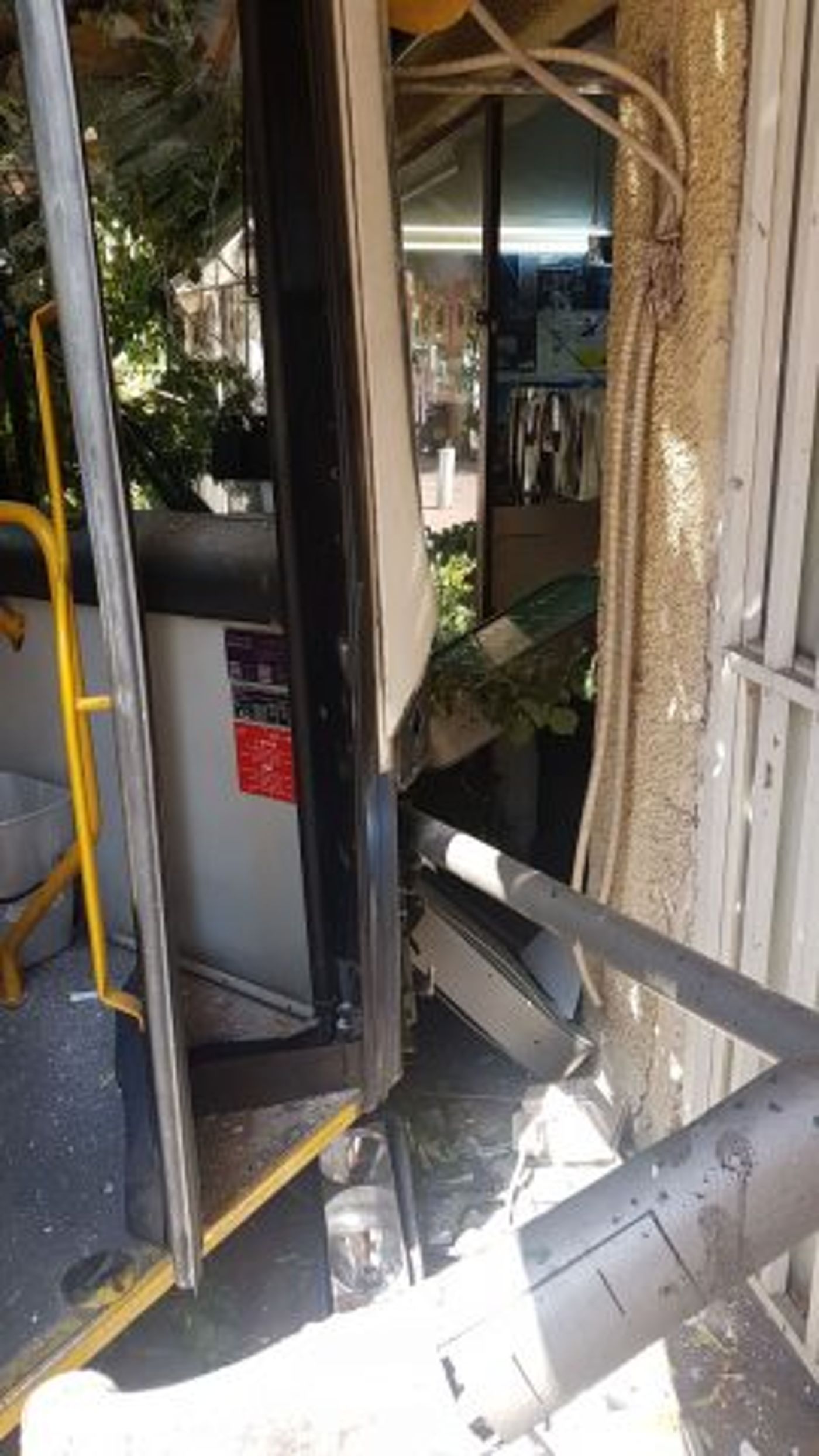 האוטובוס נכנס לבית הקפה; נגמר בנס ומקום הפוך