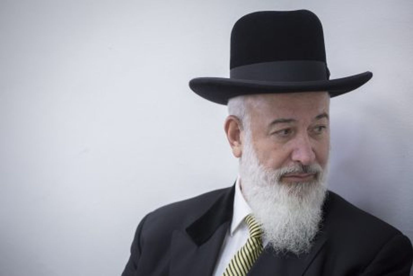 הרבנות תשלול את התואר רב מיונה מצגר?