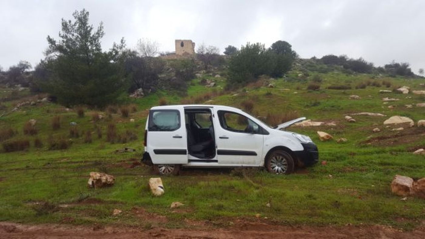 בית הכנסת נפרץ, ספרי התורה הושחתו והושלכו מהחלון