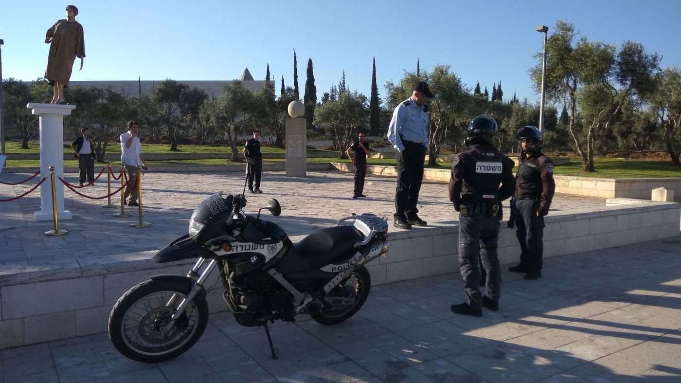 מציבי "פסל הזהב של נאור" חושפים את עצמם