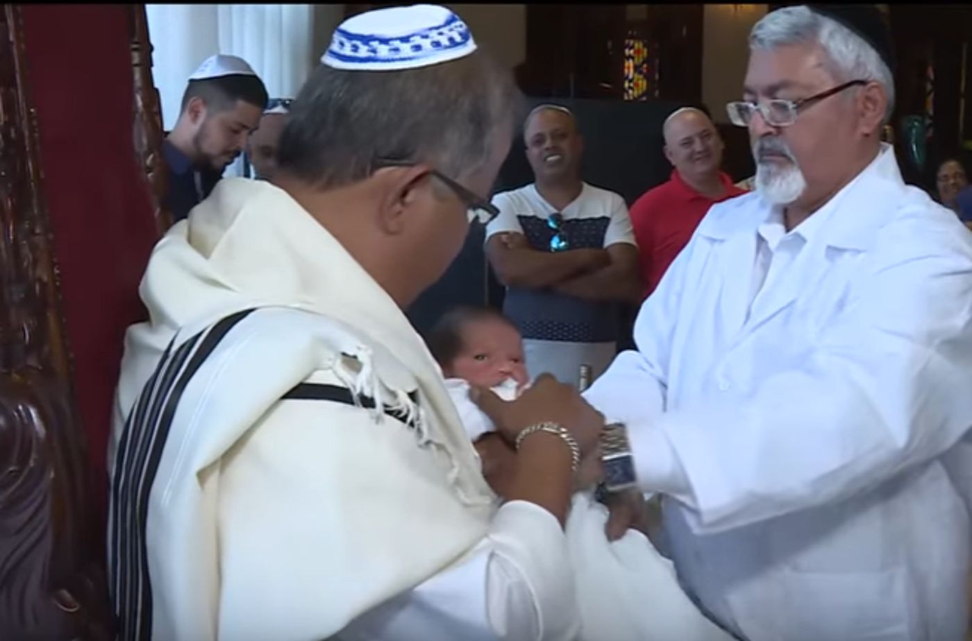 רב סירב למול ילד גיורת: "לא רצה לגעת בילד". צפו