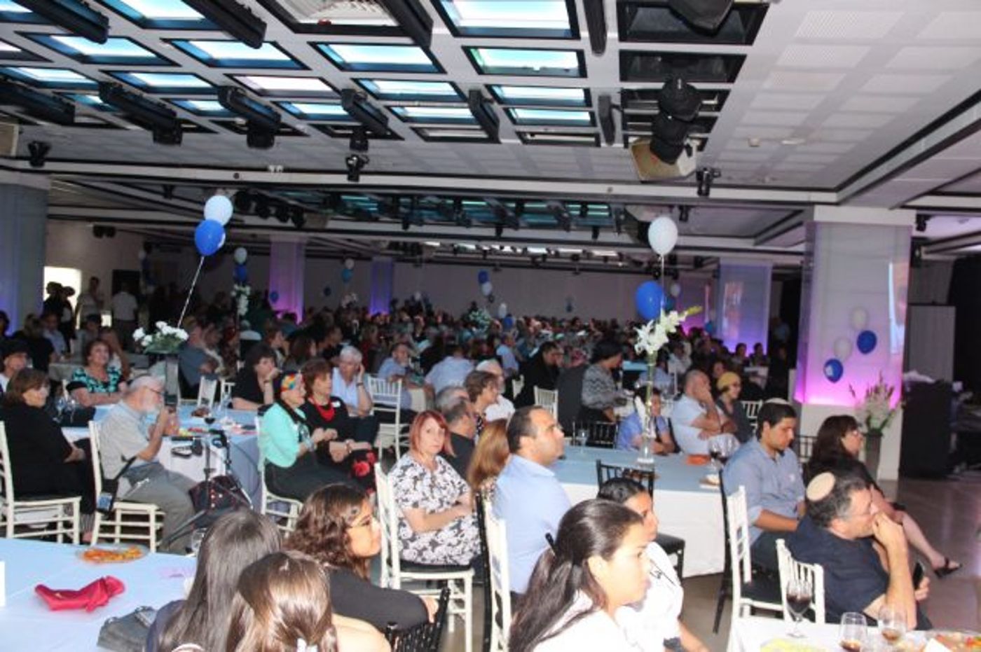 מאות הגיעו לכנס הבוגרים של סניף בת ים מרכז. צפו