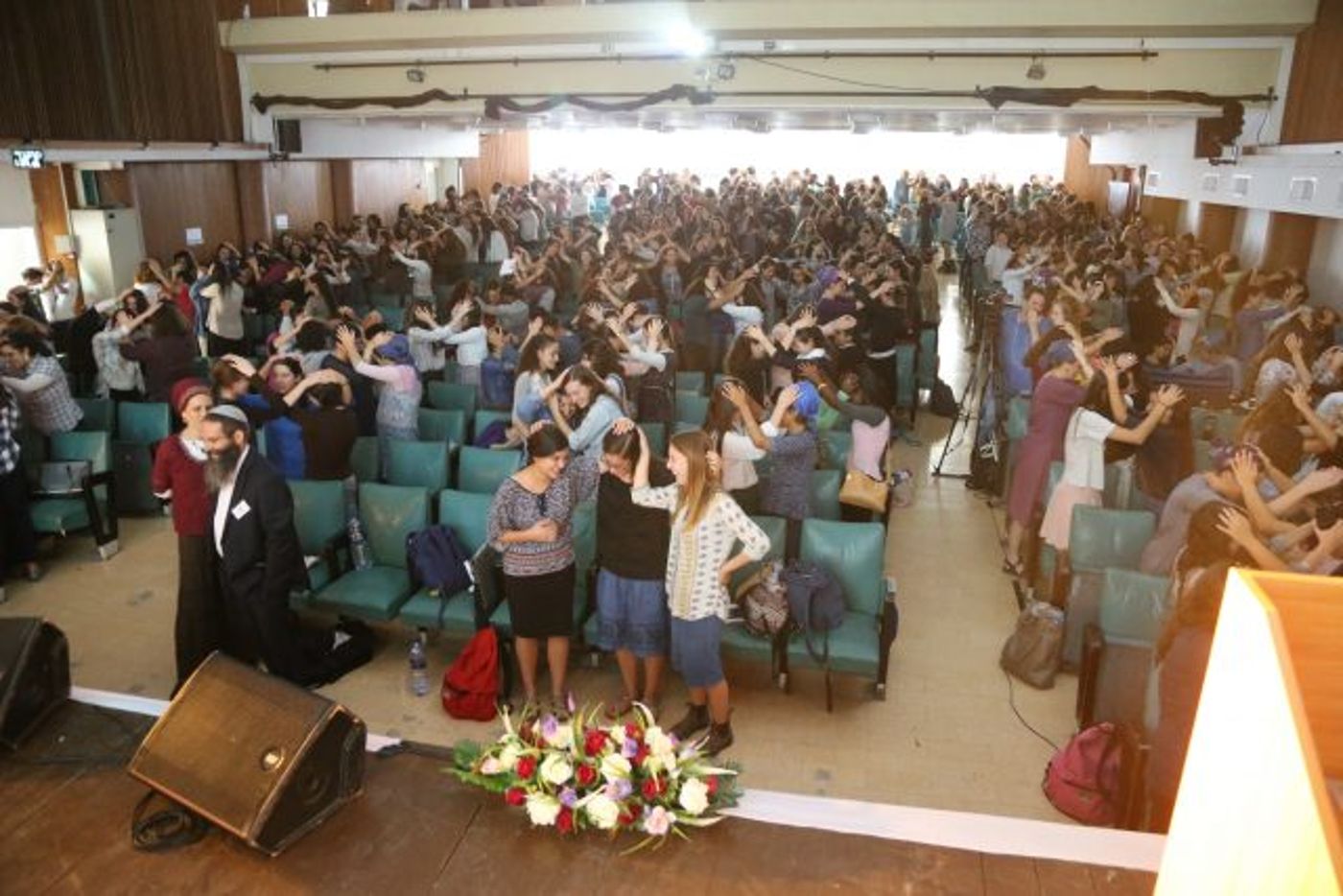 הרב שמואל אליהו מברך את הבנות, שמברכות זו את זו (מיכאל ארנבורג)