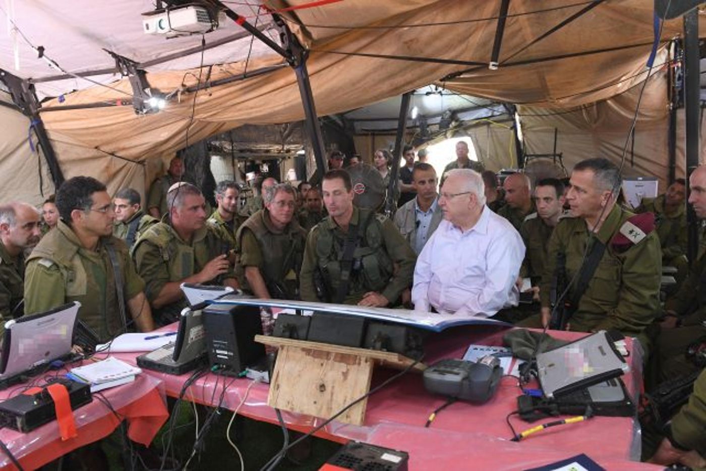 הנשיא מקבל את סקירת המצב מפי סגן הרמטכ"ל כוכבי ואלוף משנה שרוני (צלם: אבי קנר)