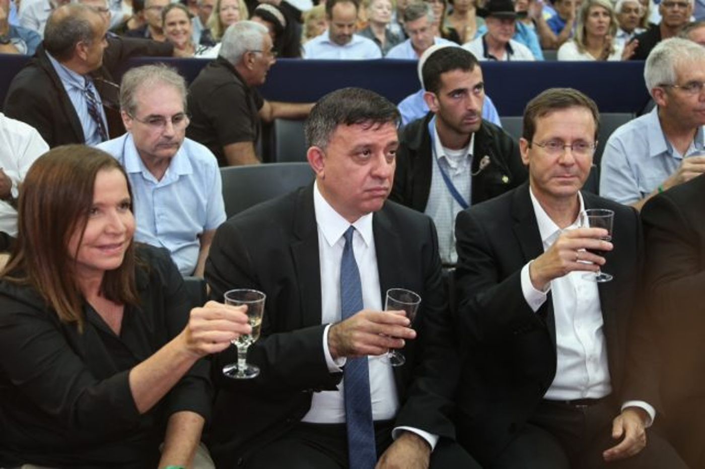 מרימים לחיים. גבאי עם  הרצוג ויחימוביץ בוועידה הערב