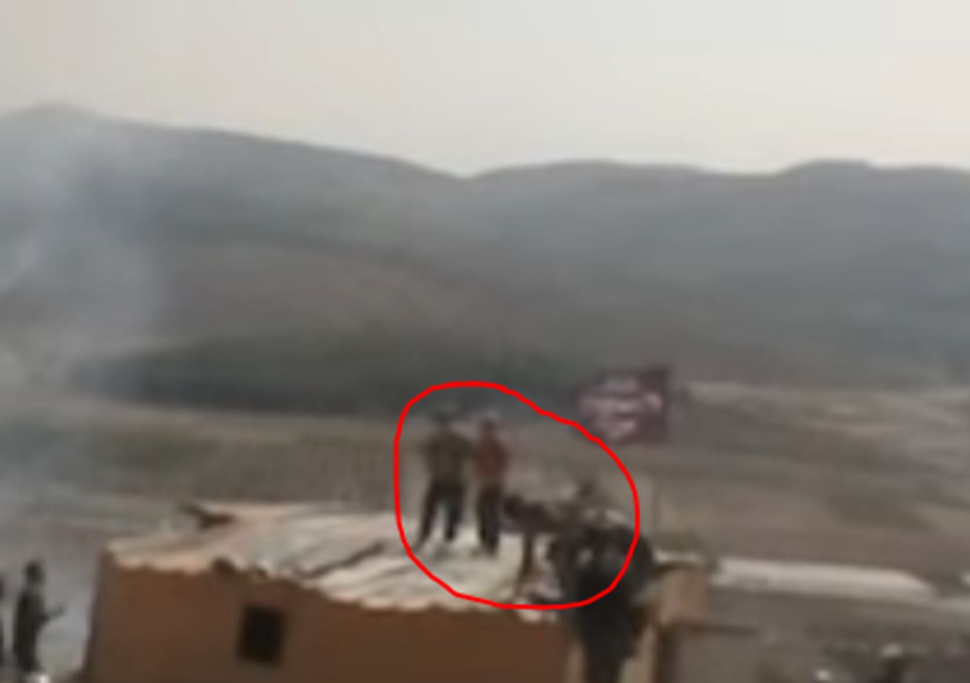 צפו: שוטרים עלו לפנות נערים ונפלו איתם מהגג