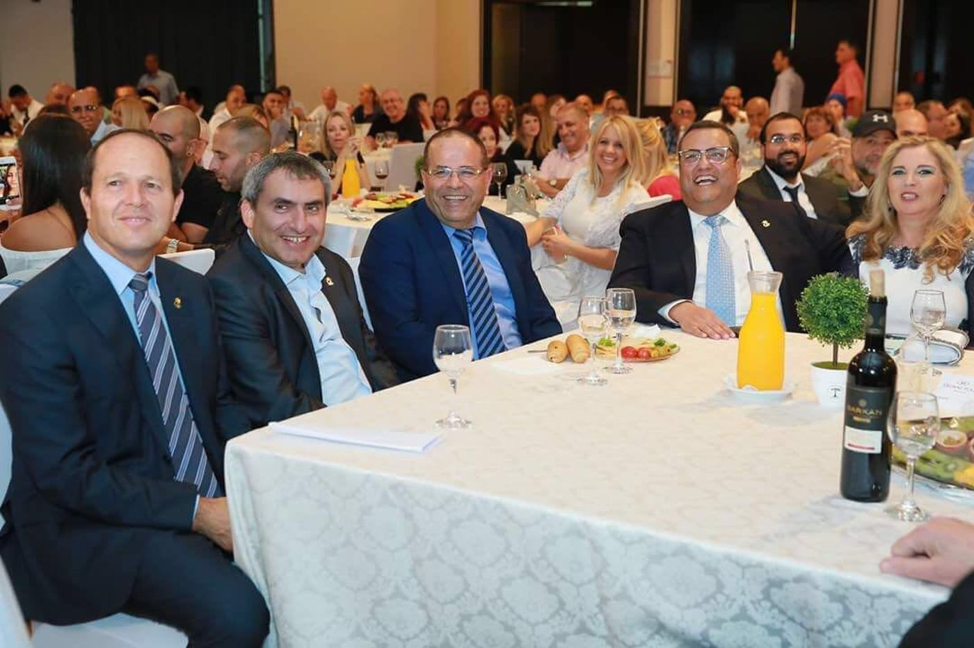 שרים, אנשי עסקים וציבור רחב בהרמת הכוסית של משה ליאון