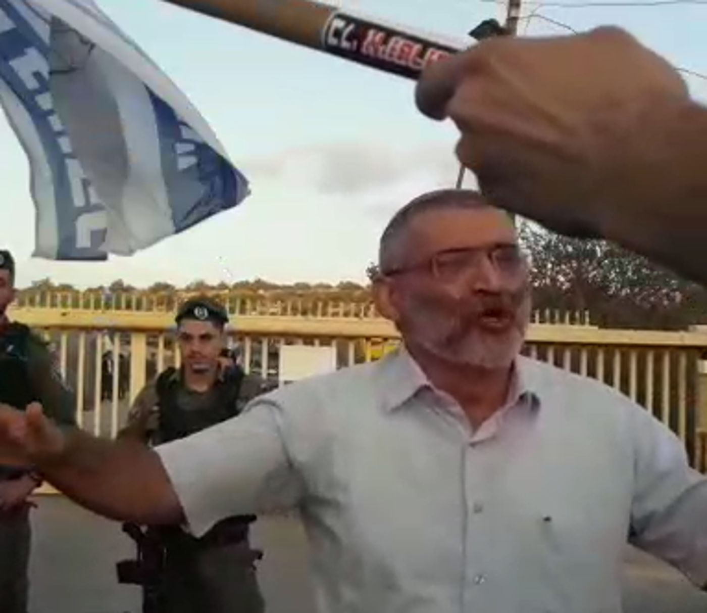 צפו: מיכאל בן ארי מפתיע את הרמטכ"ל