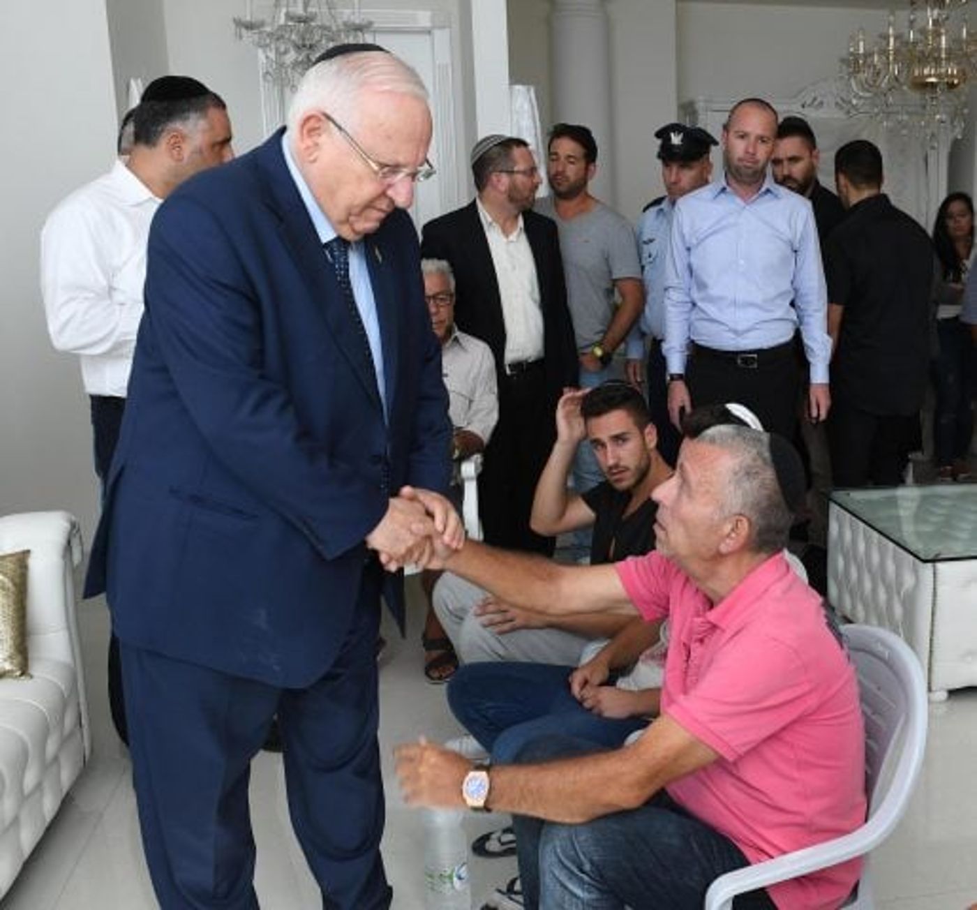 נשיא המדינה ראובן (רובי) ריבלין לוחץ את יד אביו של אור אריש ז"ל, אבי 