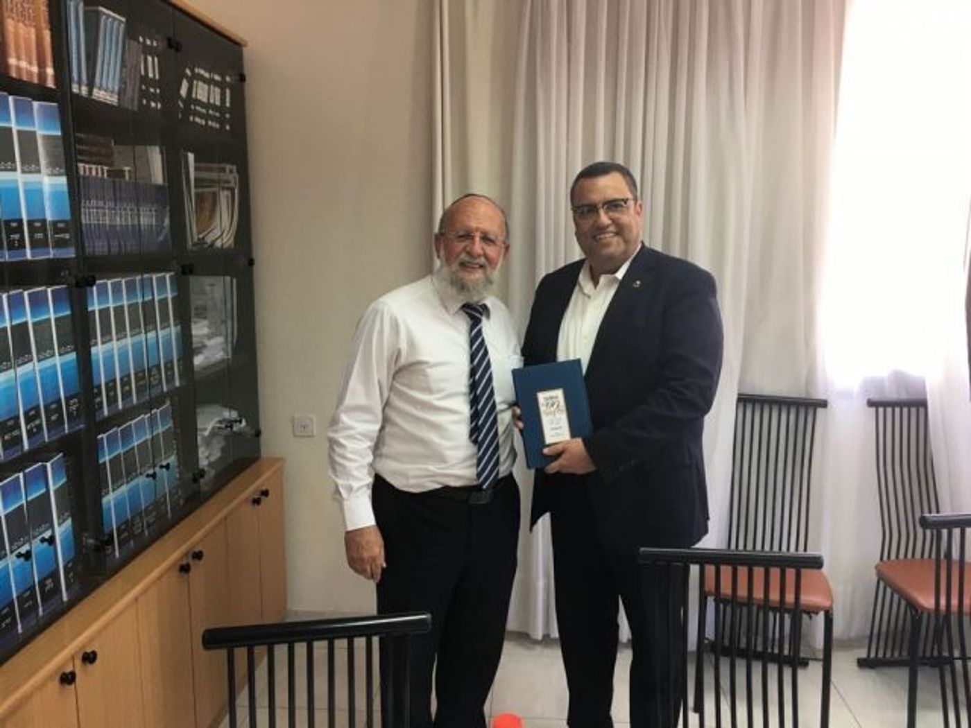 ביקור מרגש של משה ליאון בישיבת נתיבות יוסף במצפה יריחו