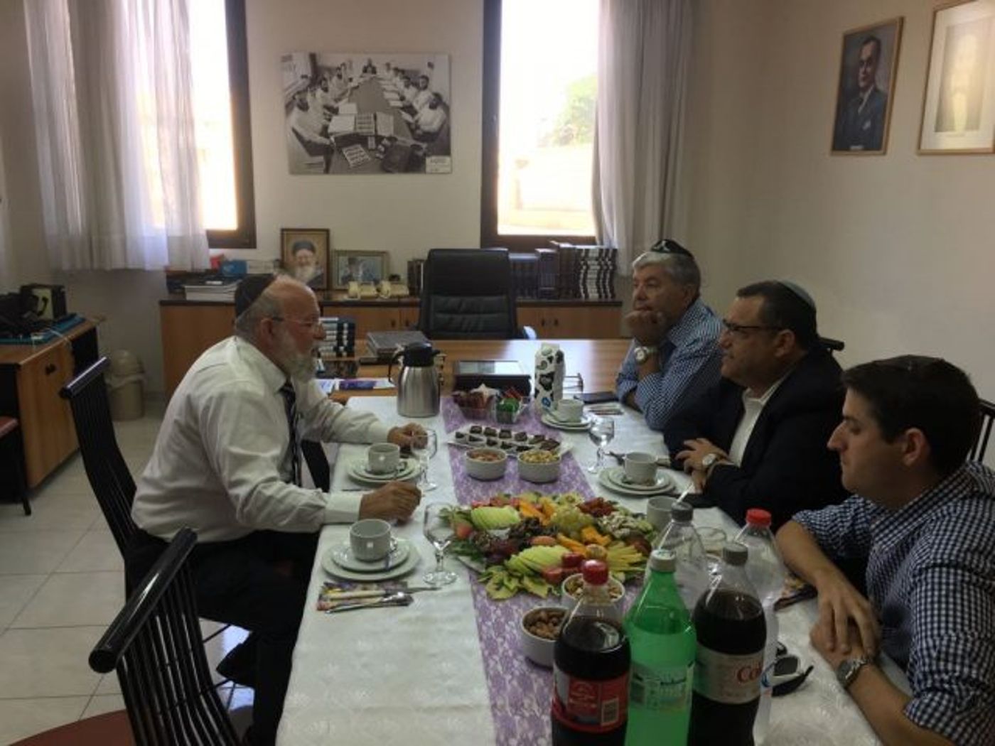 ביקור מרגש של משה ליאון בישיבת נתיבות יוסף במצפה יריחו
