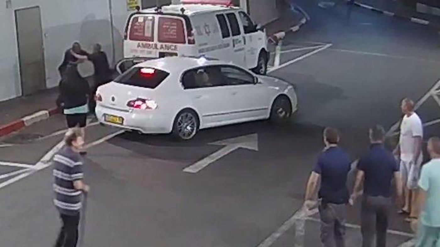 אלימות קשה: 5 גברים היכו מאבטחים בביה"ח איכילוב