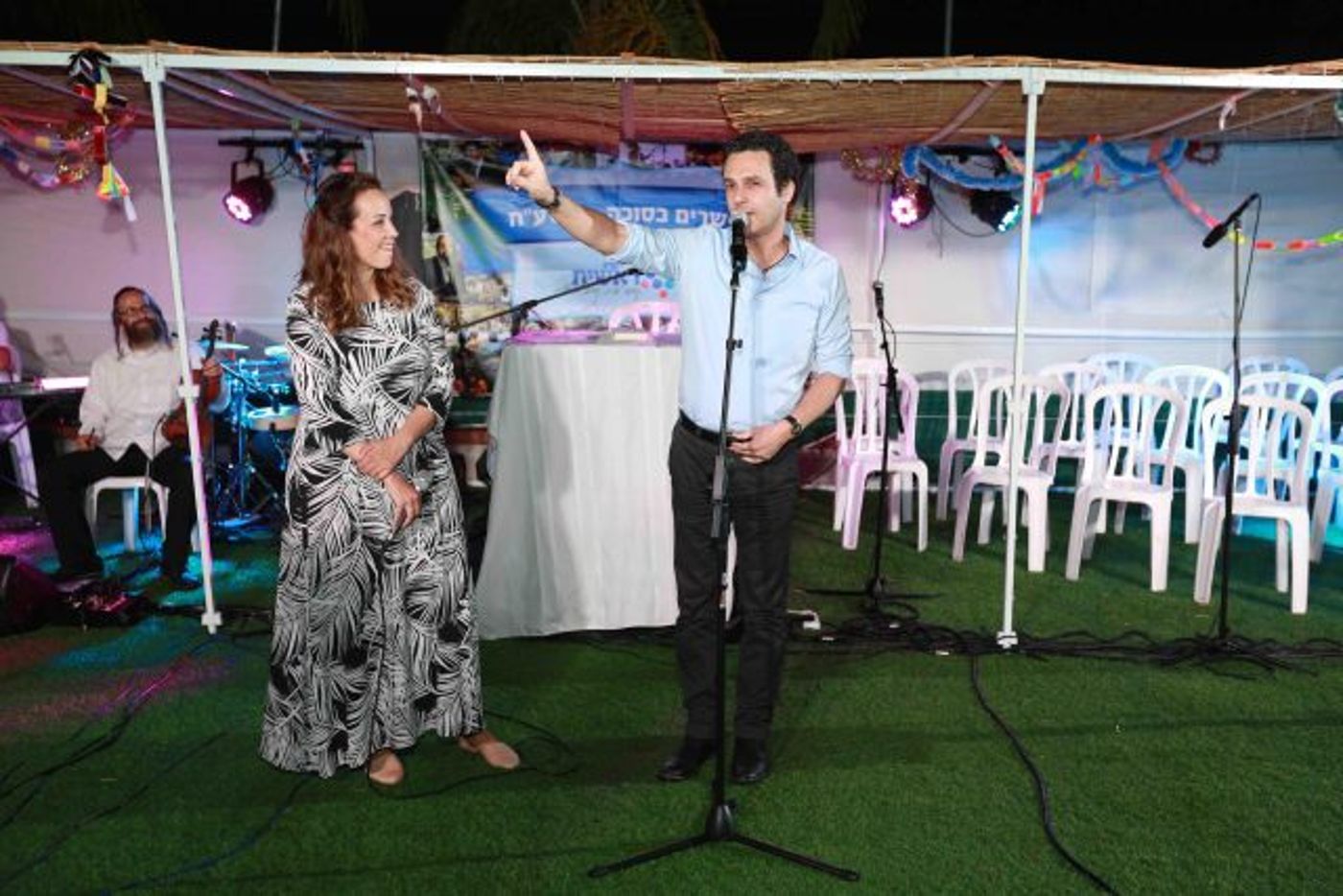 ברנז'ה •תיעוד: הסלבס הדתיים חוגגים בסוכה