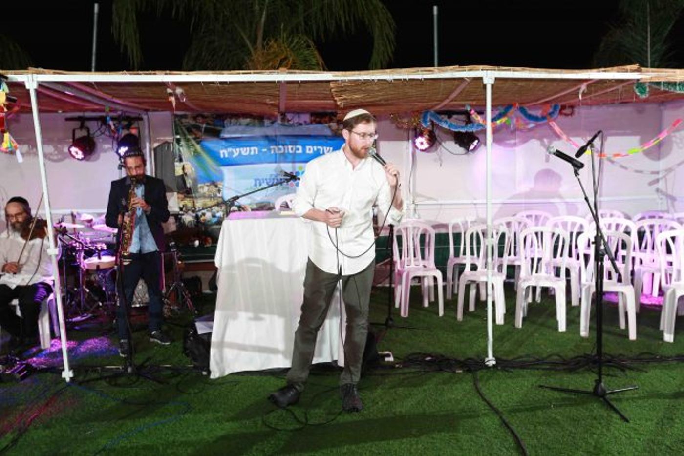 ברנז'ה •תיעוד: הסלבס הדתיים חוגגים בסוכה