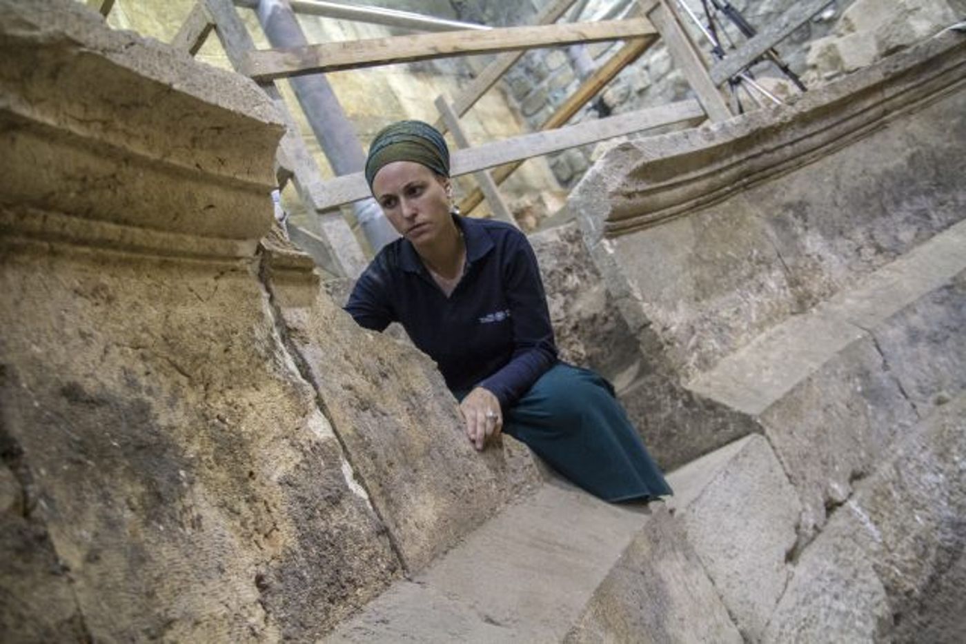 .ארכיאולוגית רשות העתיקות תהילה ליברמן במבנה דמוי התאטרון