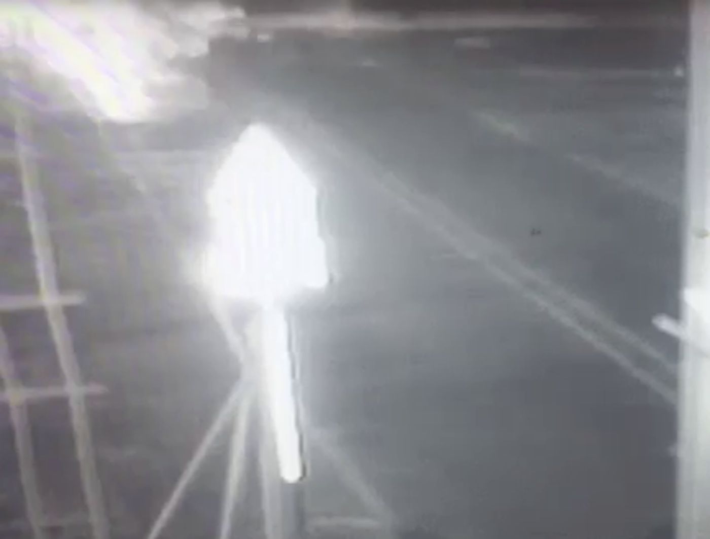 צפו: רכבת מתנגשת ברכב שניסה לחצות את המסילה