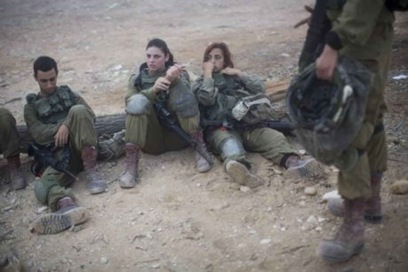 "נזרקים על החול בנים ובנות יחד"