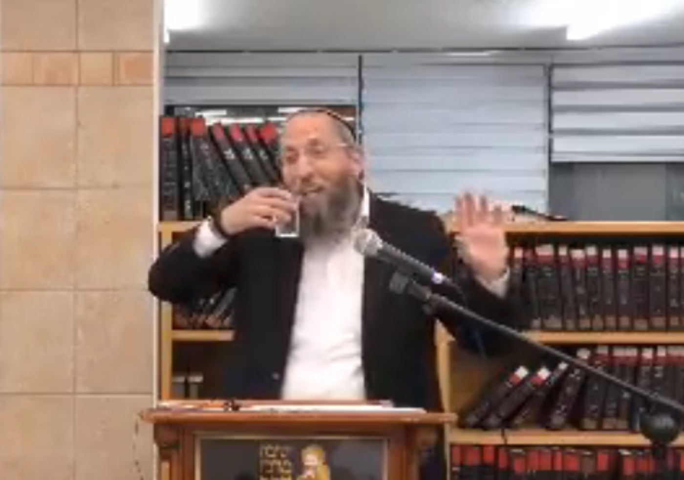 הרב רימון תוקף: "אני לא סומך על ההכשר הזה". צפו