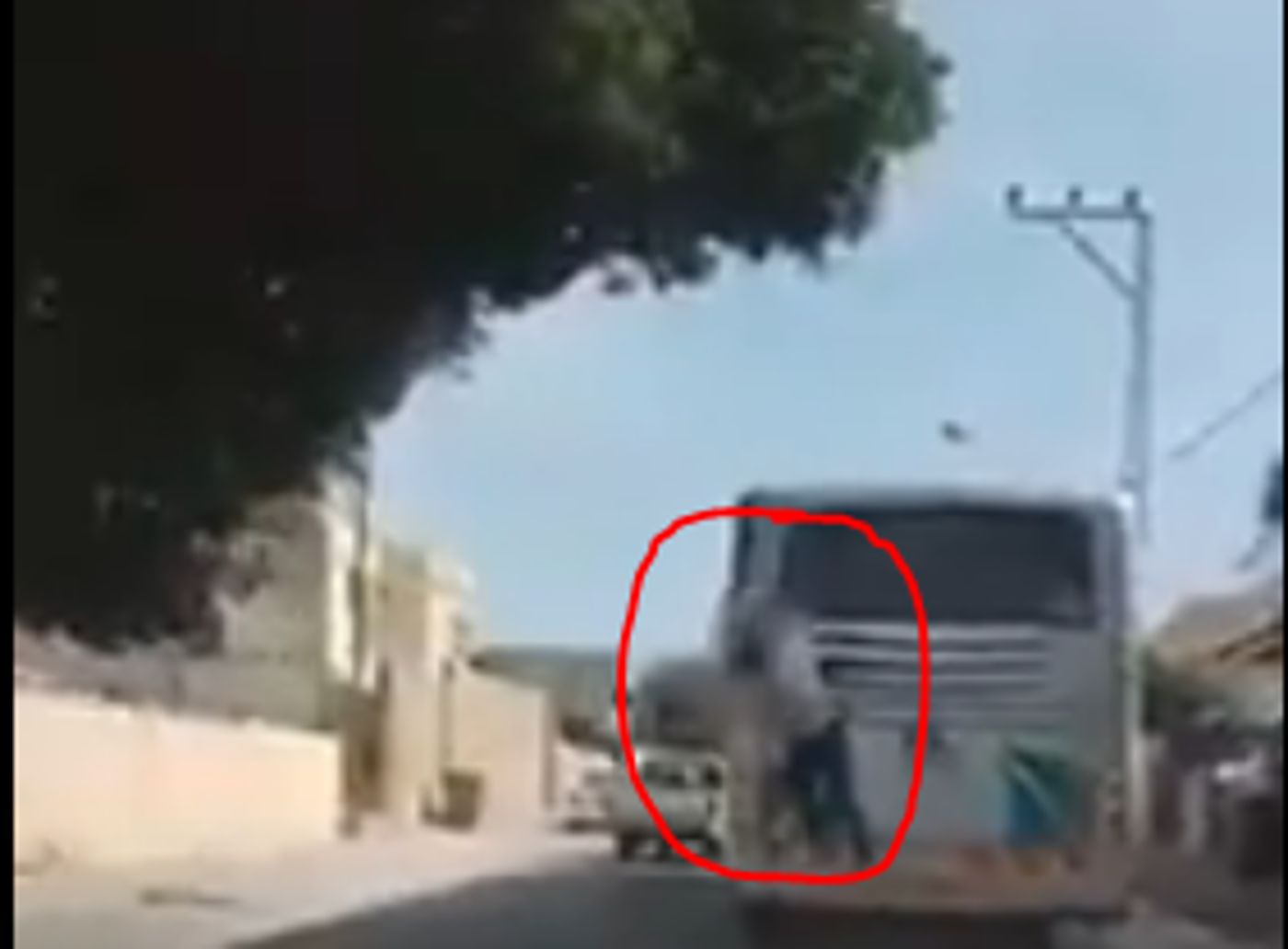 צפו: נער 'לוקח טרמפ' על אוטובוס
