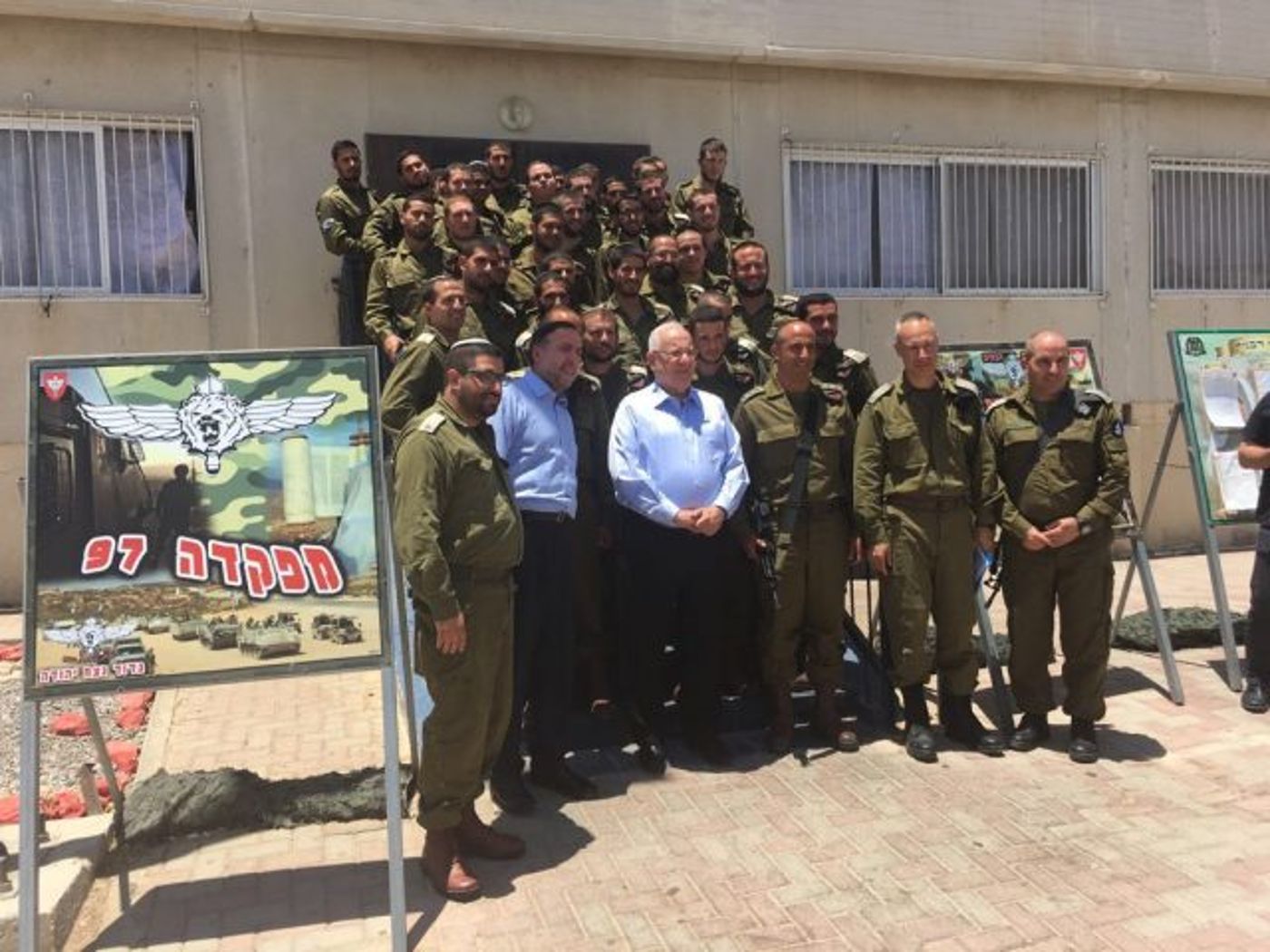 הנשיא ריבלין עם דייויד הגר בביקור בגדוד נצח יהודה (באדיבות המצלם)