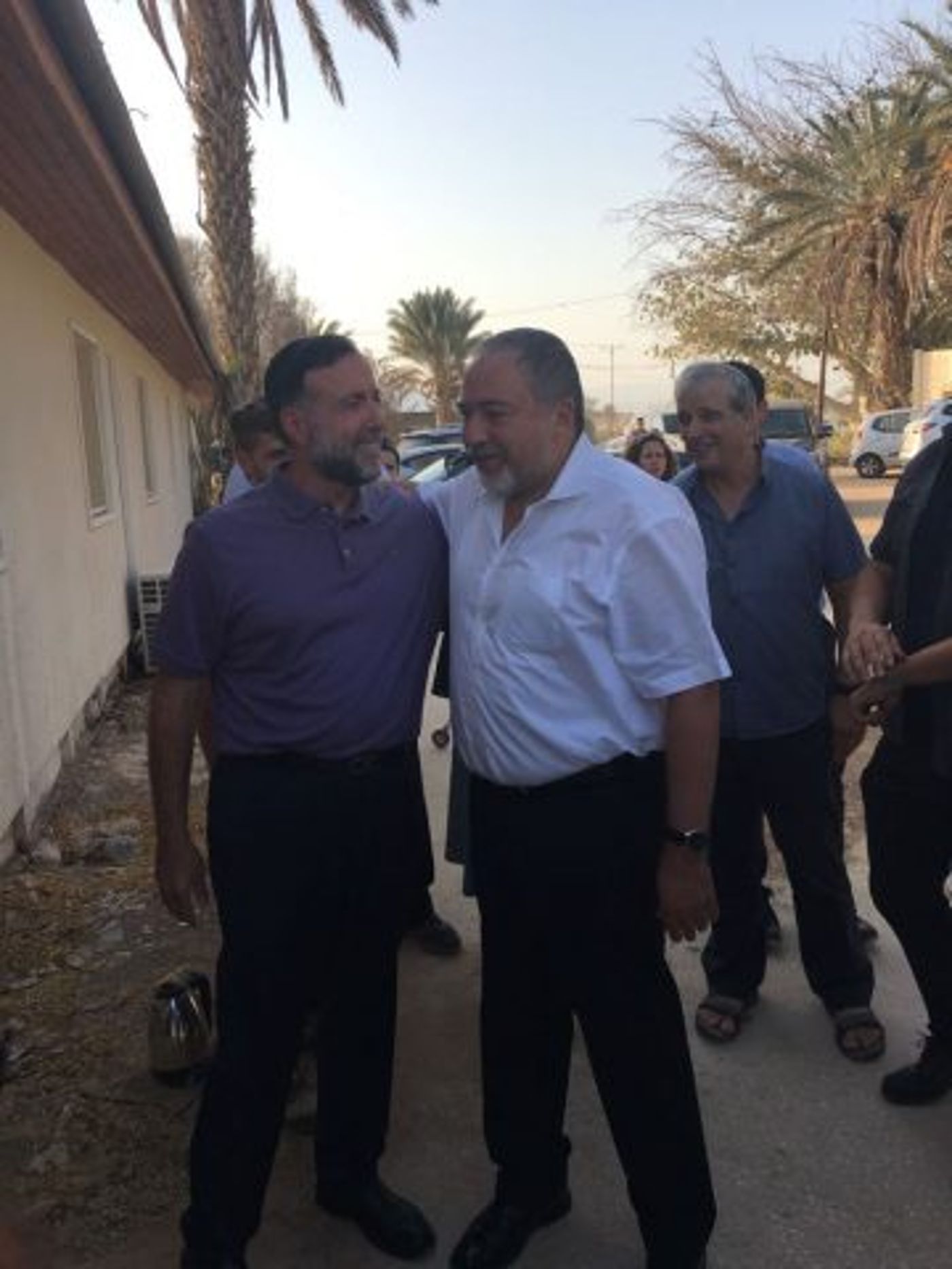 ליברמן עם הספונסר של הנח"ל החרדי דיוייד הגר (באדיבות המצלם)