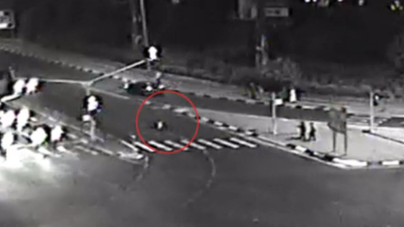 לא ייאמן: נדרס על ידי רכב שעבר באדום והתחיל לרוץ