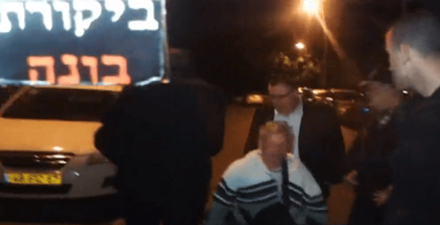 'נוכל, שקרן': דוד ביטן הותקף ביציאה מביתו. צפו