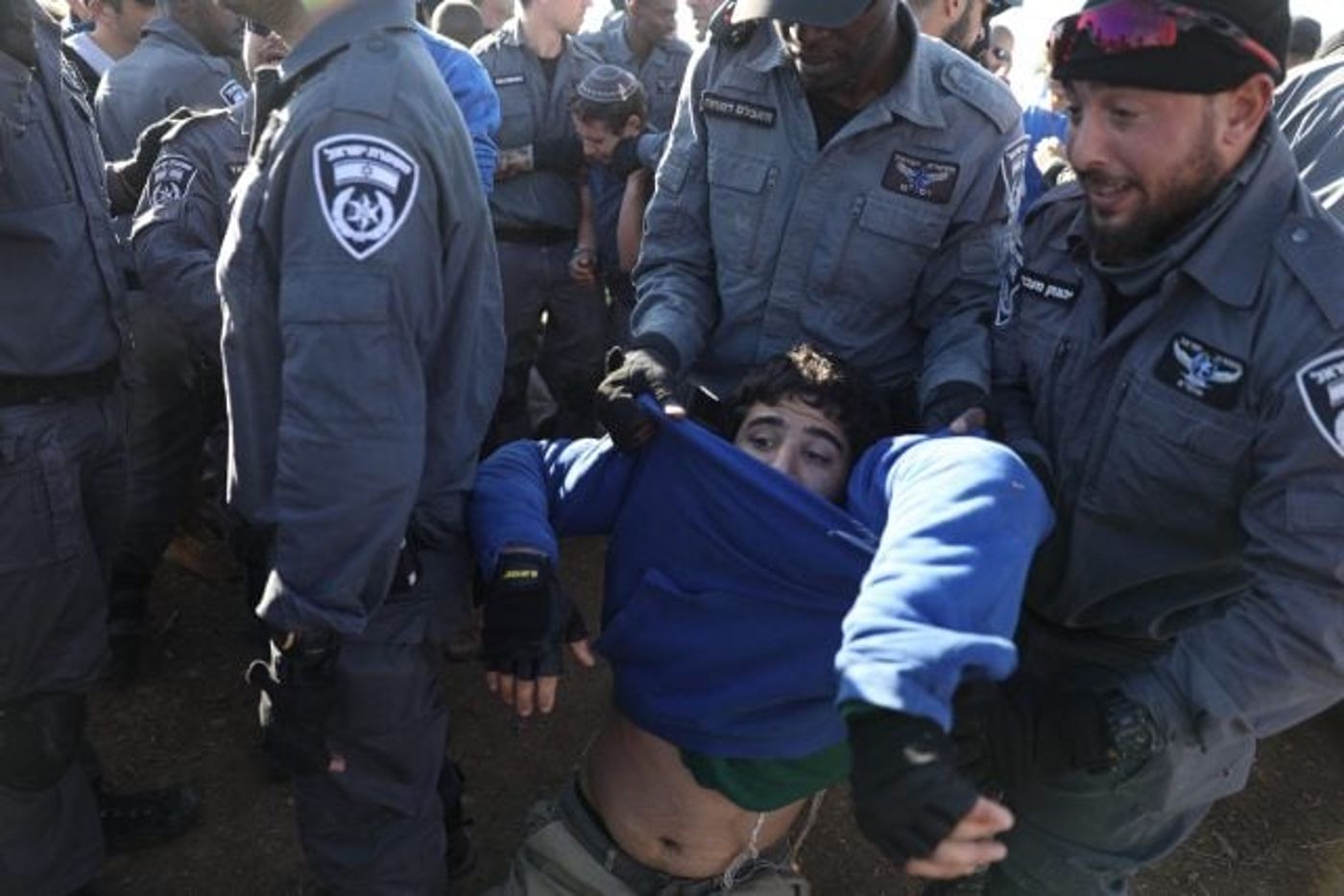 מאות שוטרים פינו והרסו מבנה בנתיב האבות