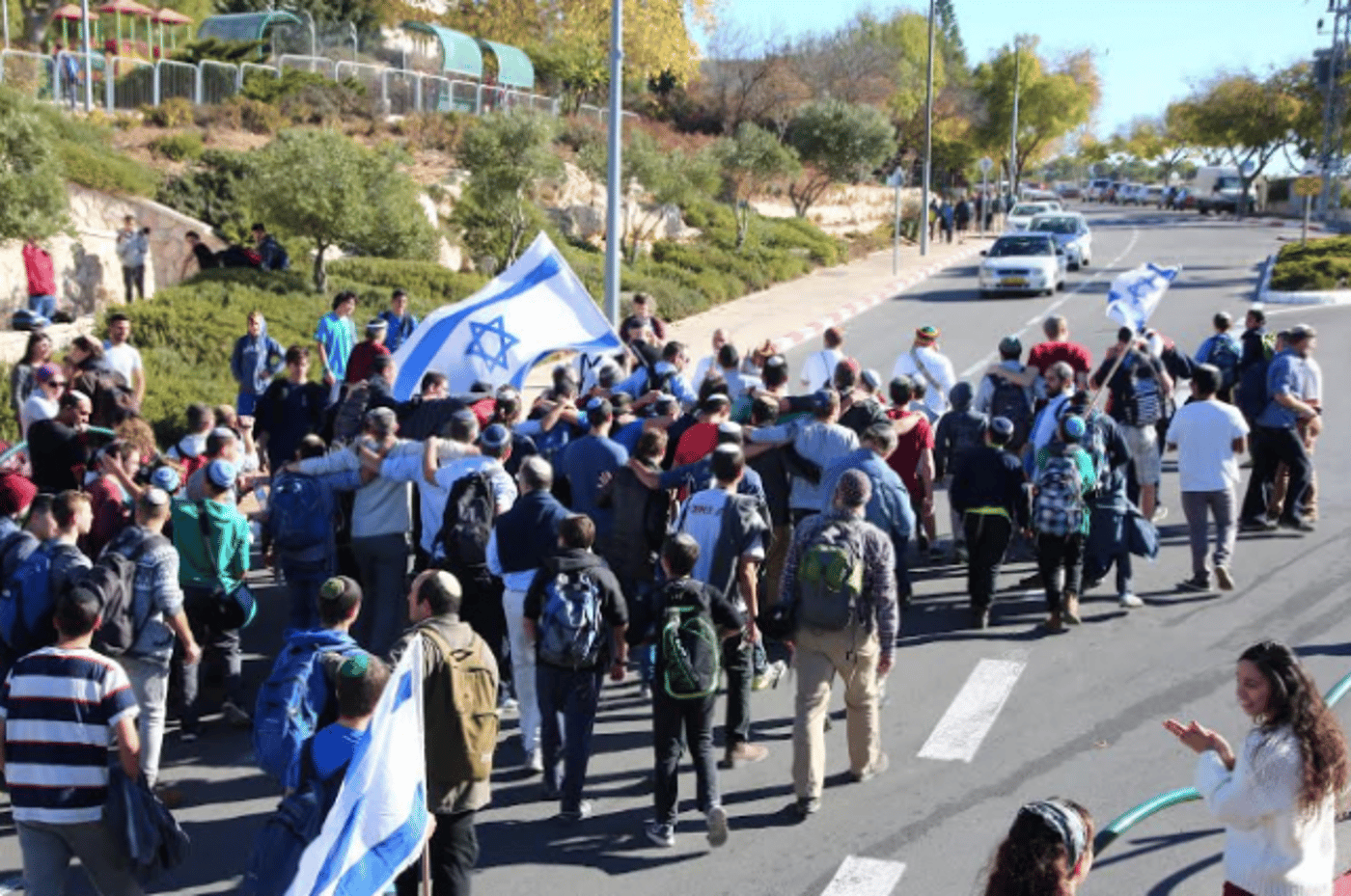 מרגש: התלמידים הכניסו ארון קודש לזכר רבם שנרצח