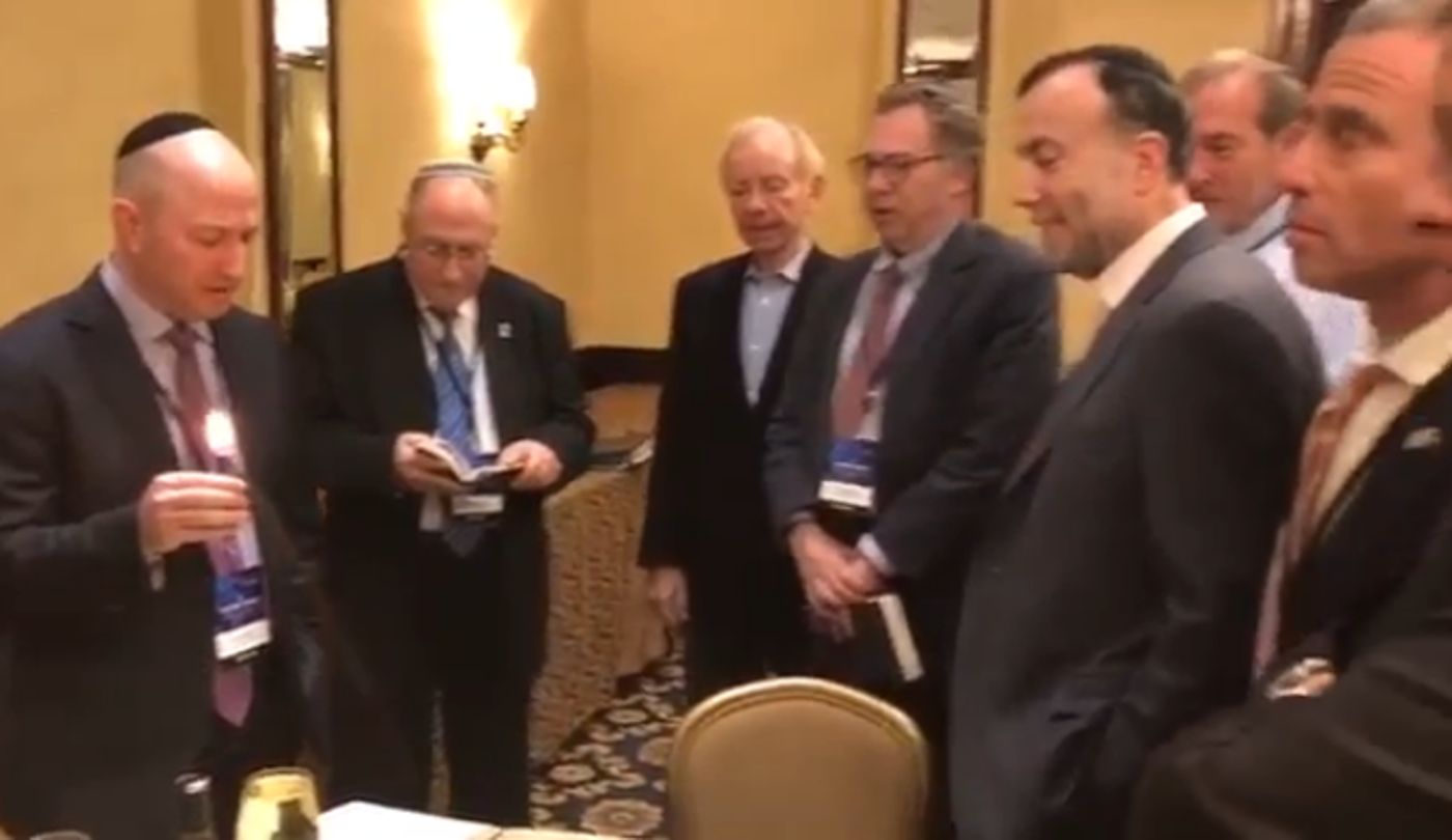 צפו: השופט, הח"כ ואיש העסקים 'הבדילו' בוושינגטון