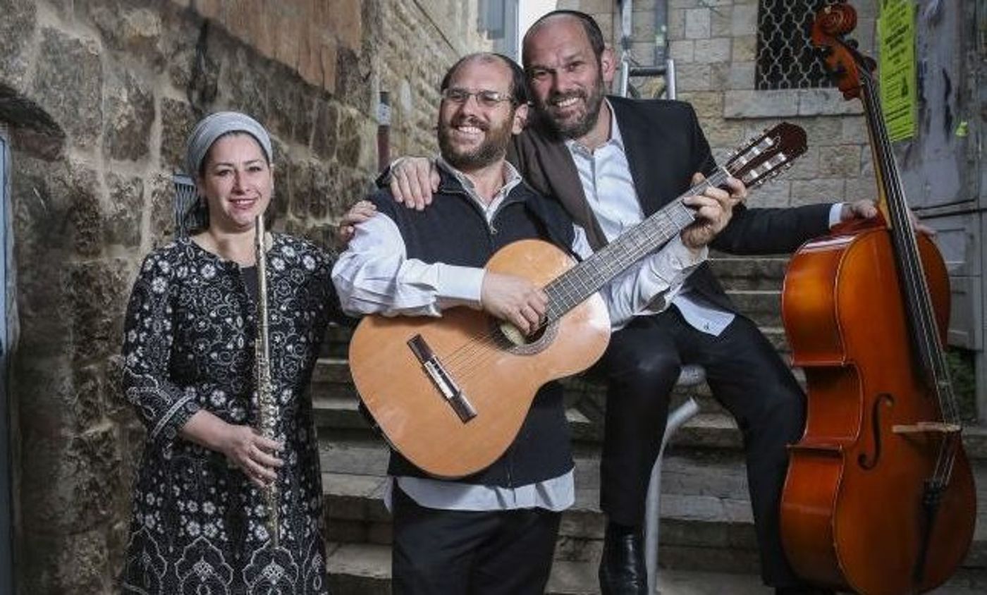 צפו: ריקה רזאל סוגרת מעגל עם הלהקה המשפחתית