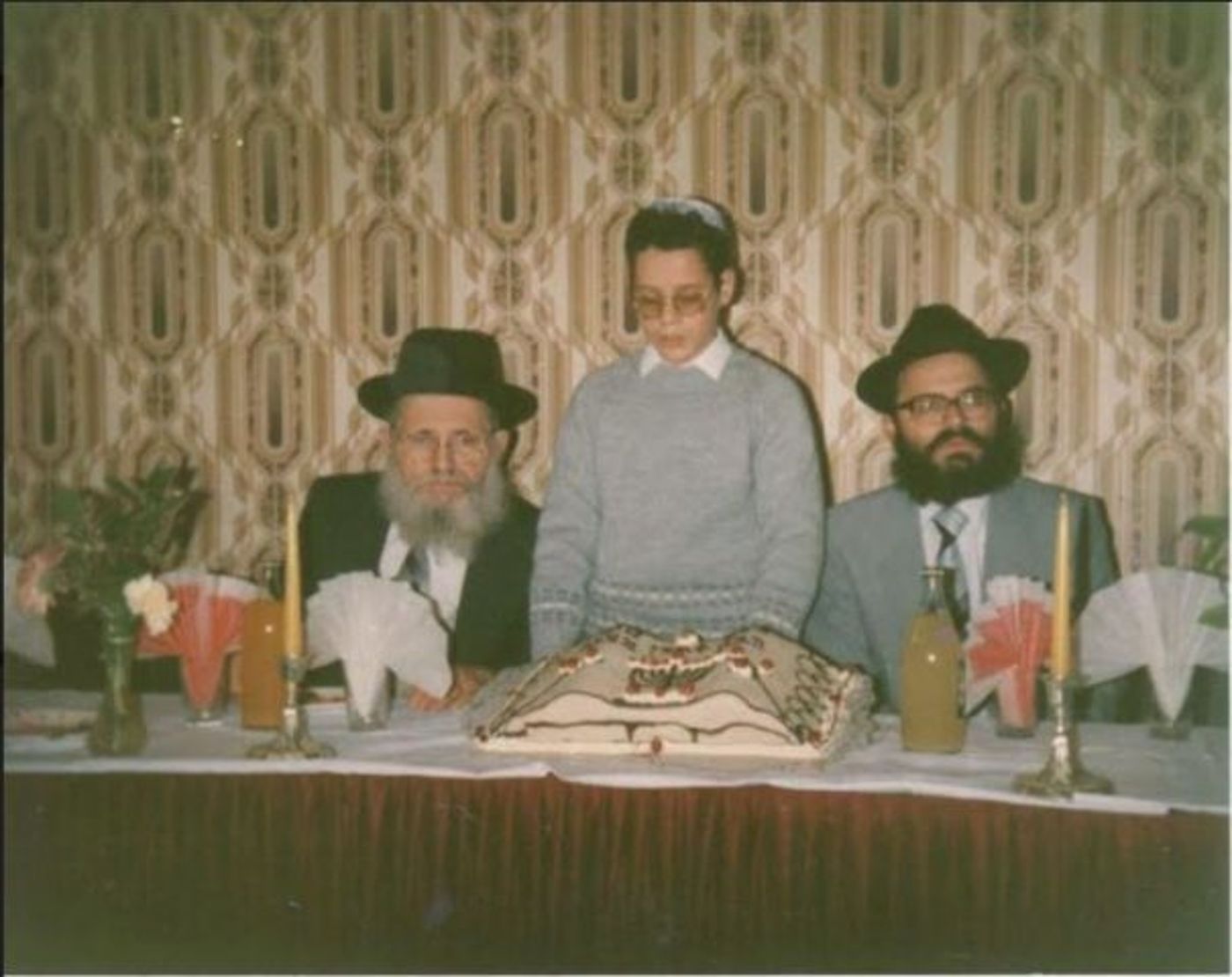 מימין הרב נחום נריה, בר המצווה חיים מאיר והרב משה צבי נריה זצ"ל (ארכיון המשפחה)