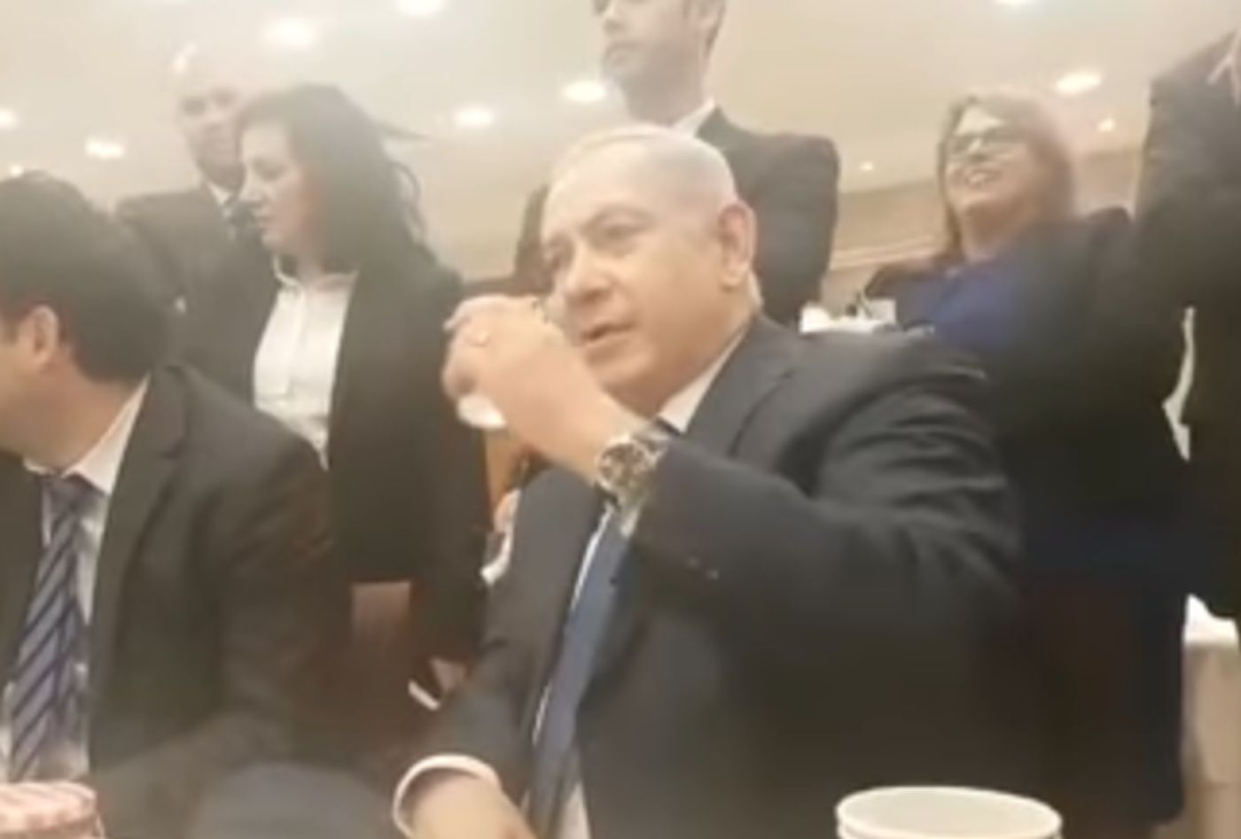 צפו: ראש הממשלה נתניהו מריץ צחוקים במזנון הכנסת