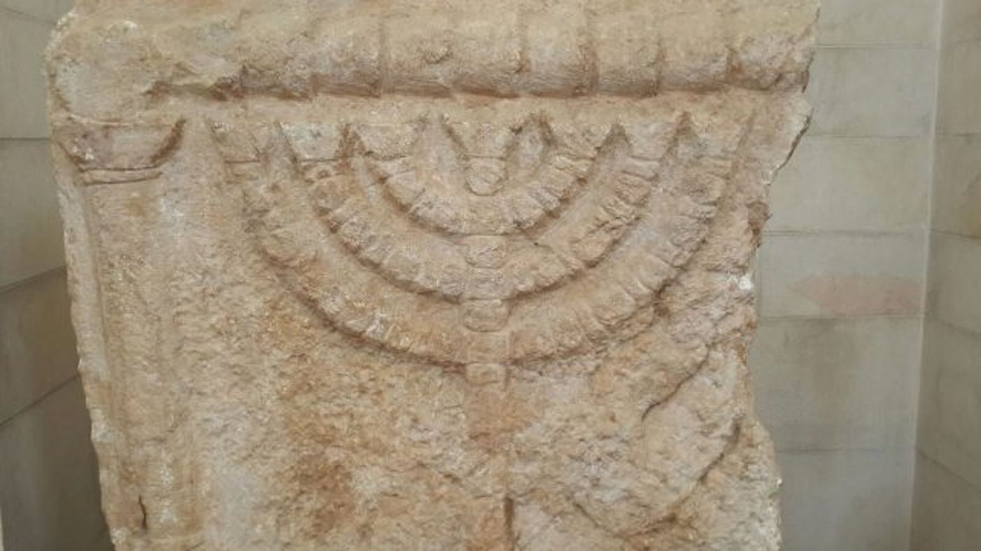 המנורה מבית הכנסת בסמוע במוזיאון ישראל (נדב אברהמוב)