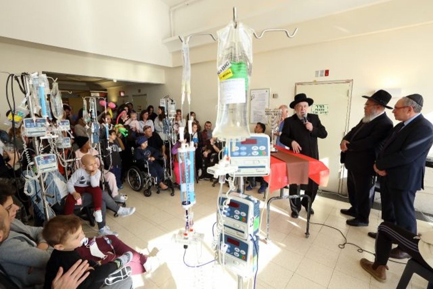 הרב לאו לילדים חולי סרטן: "מאחל לכולכם נסים ונפלאות"