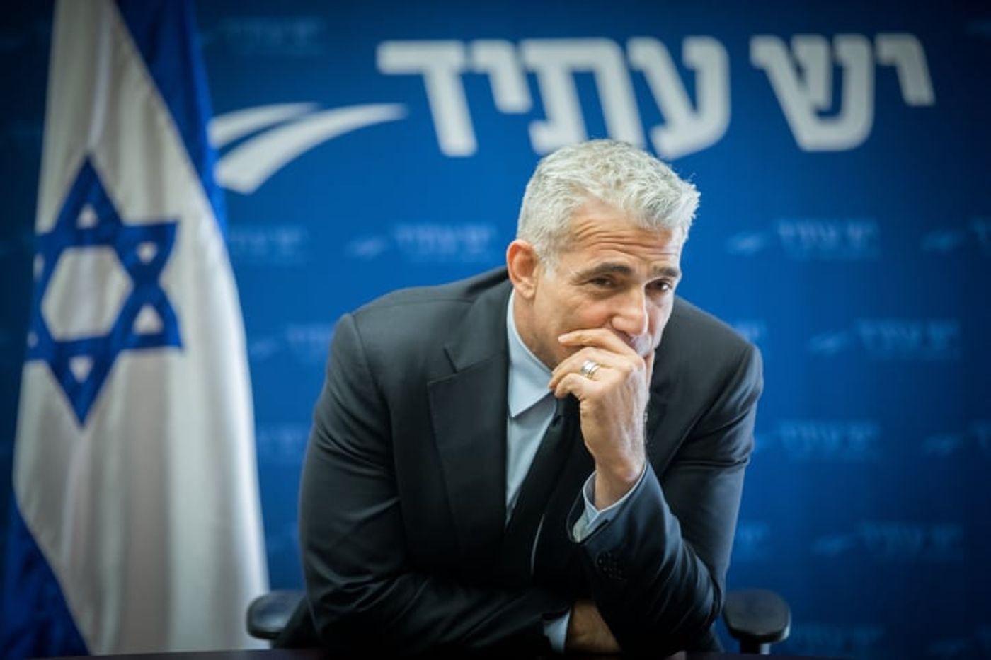 מביך • בעד או נגד? יאיר לפיד שוב נגד עצמו