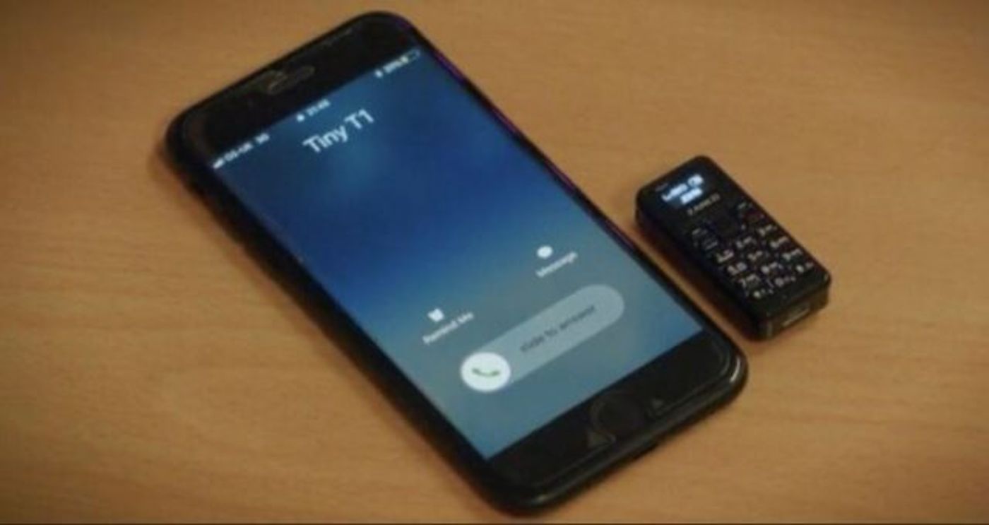 לצרכי השוואה: מכשיר ה-tiny T1 לצד מכשיר אייפון 8