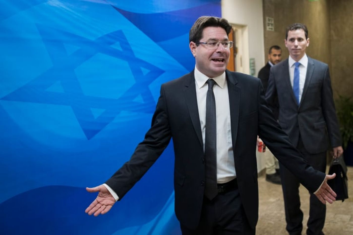 אקוניס: "אני שוקל להתמודד לראשות העיר תל אביב"