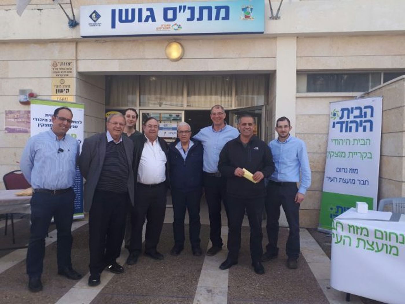 מזכ"ל המפלגה ניר אורבך עם פעילים בקלפי בקרית מוצקין