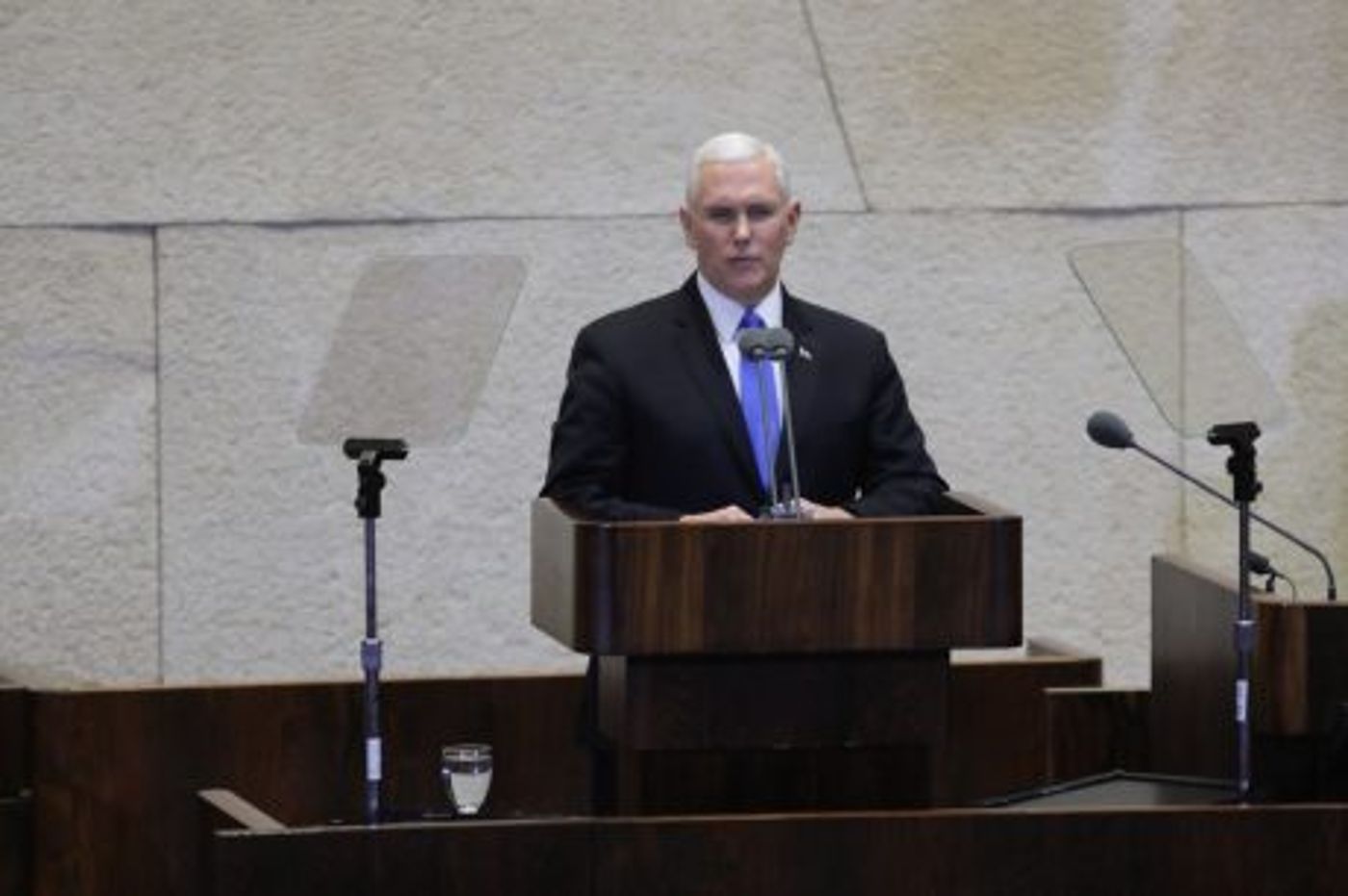 לא לבד: זה הרב שכתב למייק פנס את הנאום