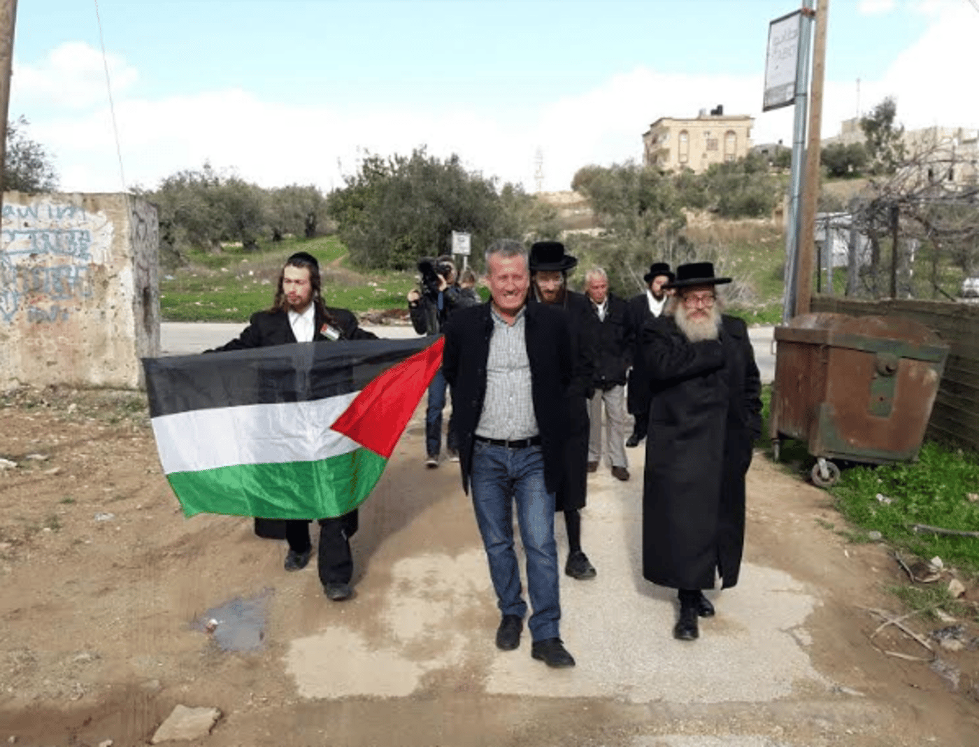 תיעוד: חרדים קיצוניים הגיעו לחזק את משפחת תמימי