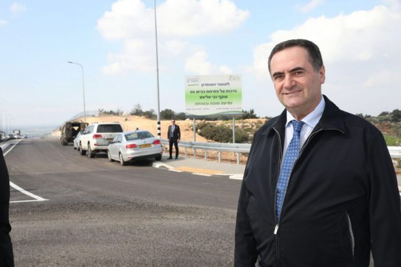 השר כץ ברקע הכביש שחנך.